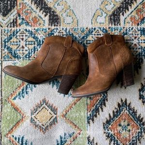 Clarks | Leather Ankle Booties 🤠